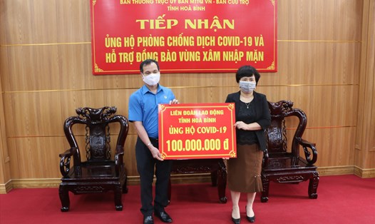 Đồng chí Nguyễn Mạnh Cương – Chủ tịch LĐLĐ tỉnh Hòa Bình- trao tiền ủng hộ phòng chống dịch COVID-19.