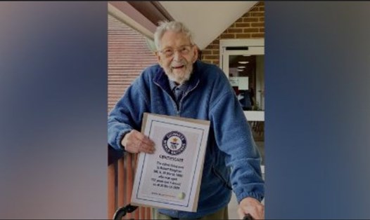 Cụ Weighton lập kỷ lục là người đàn ông sống thọ nhấy thế giới ở tuổi 112. Ảnh: CNN