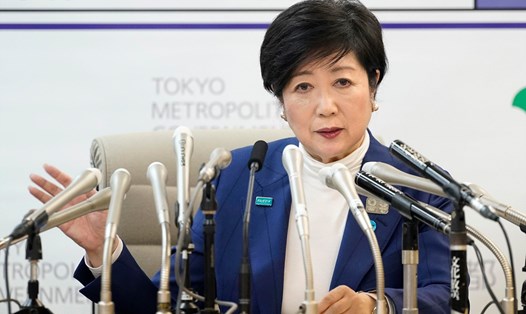 Thống đốc Tokyo Yuriko Koike trong một  cuộc họp báo tại Tokyo ngày 30.3. Ảnh: AP