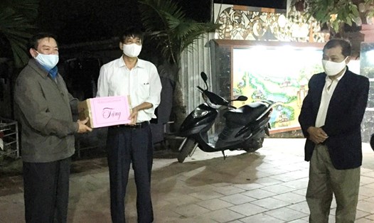 Đoàn công tác của Liên đoàn Lao động tỉnh Phú Thọ tặng quà tại khu trọ.