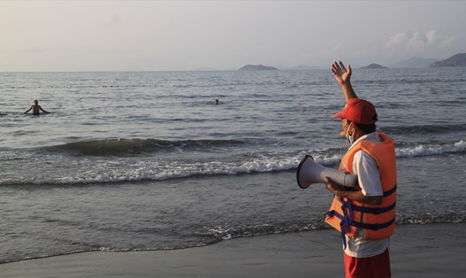 Sáng sớm tại biển Quy Nhơn, lực lượng cứu hộ dùng loa kêu gọi người dân không tắm biển.