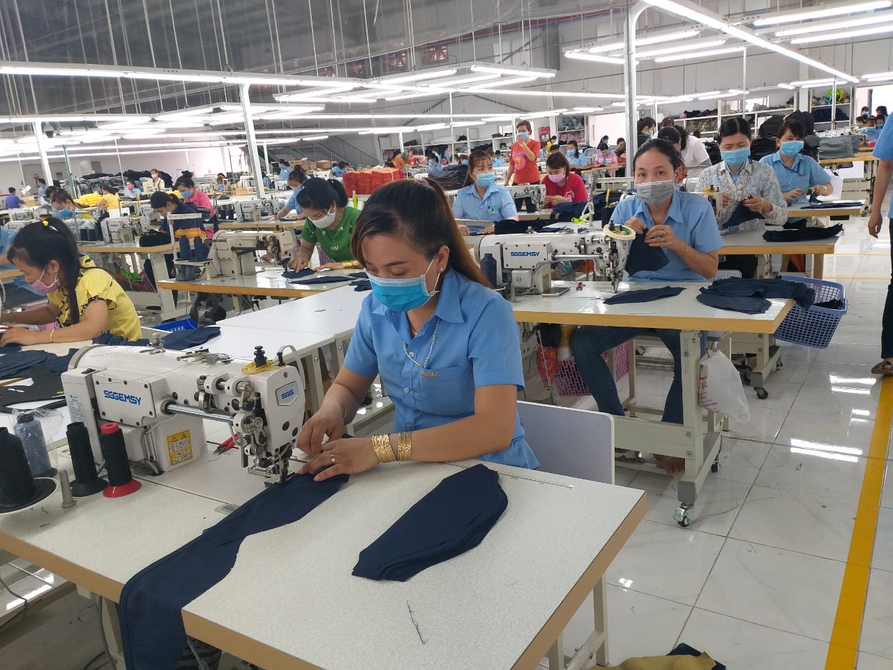 Hầu hết doanh nghiệp sản xuất hàng xuất khẩu ở Long An vẫn duy trì sản xuất ổn định trong quý I.2020. Ảnh: K.Q