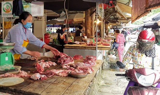 Ngày 1.4.2020, giá thịt lợn tại chợ vẫn không giảm, phổ biến mức 140.000-160.000 đồng/kg. Ảnh: Kh.V