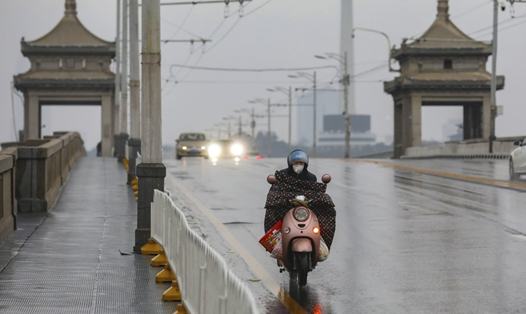 Một người dân di chuyển tại Vũ Hán, Hồ Bắc, Trung Quốc. Ảnh: CGTN/AP.