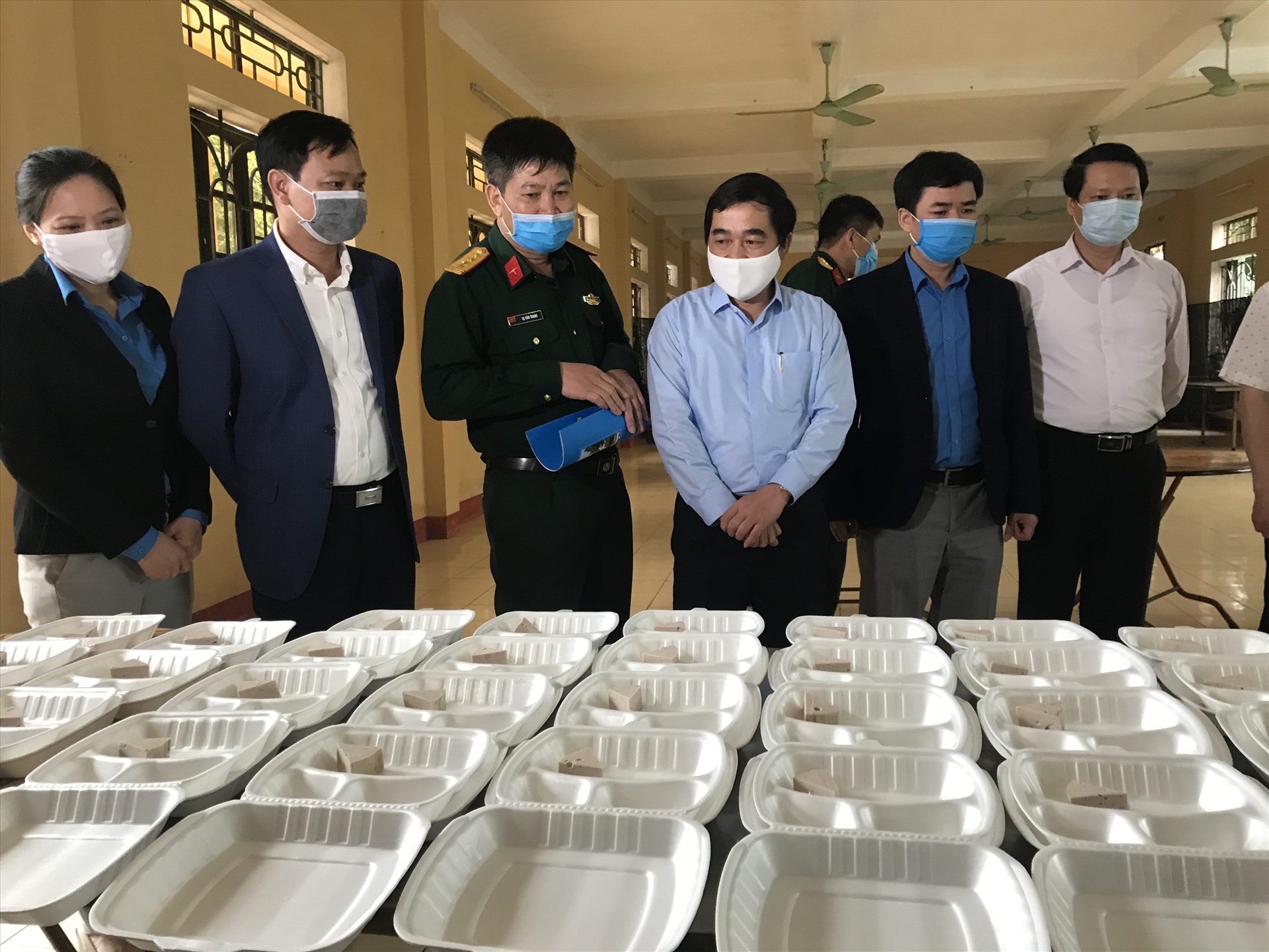 Đoàn đại biểu đi thăm cơ sở vật chất công tác hậu cần của Trung đoàn 568 trong việc chăm sóc cho những cá nhân đang được theo dõi cách ly tại đơn vị.