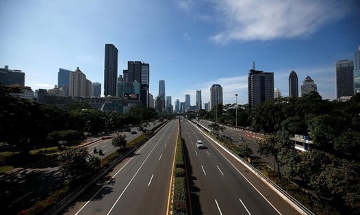 Rất ít phương tiện lưu thông trên đường phố ở Jakarta, Indonesia. Ảnh: Straits Times/Reuters.