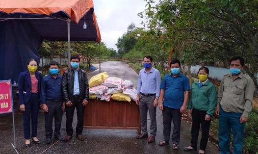 Công đoàn cơ sở Trường Tiểu học Thị Trấn Hương Khê  ủng hộ 200 kg gạo và 5kg thịt bò cho điểm cách ly xã Hương Bình