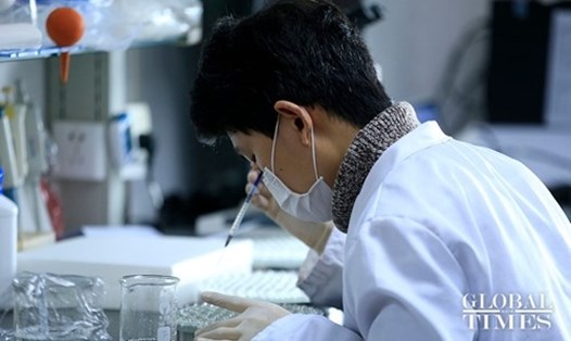 Một  nhà khoa học đang nghiên cứu vaccine ngừa COVID-19 ở Thượng Hải. Ảnh: Global Times