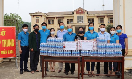 LĐLĐ huyện Vũ Quang (Hà Tĩnh) ủng hộ khẩu trang, nước uống cho khu cách ly ở trụ sở xã Hương Điền (cũ).
