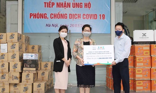 Nestlé Việt Nam trao sản phẩm  hỗ trợ công tác phòng, chống COVID-19 cho T.Ư Hội LHPN Việt Nam