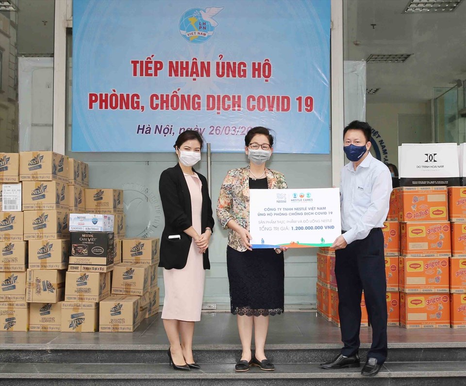 Nestlé Việt Nam trao sản phẩm hỗ trợ công tác phòng, chống COVID-19 cho T.Ư Hội LHPN Việt Nam Nestlé Việt Nam trao sản phẩm hỗ trợ công tác phòng, chống COVID-19 cho T.Ư Hội LHPN Việt Nam