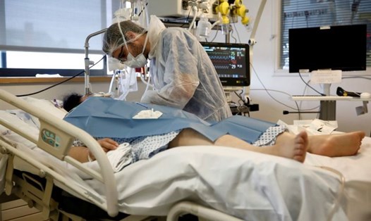 Một bệnh nhân mắc COVID-19 đang được điều trị tại phòng chăm sóc đặc biệt của bệnh viện ở Paris, Pháp. Ảnh: Reuters.