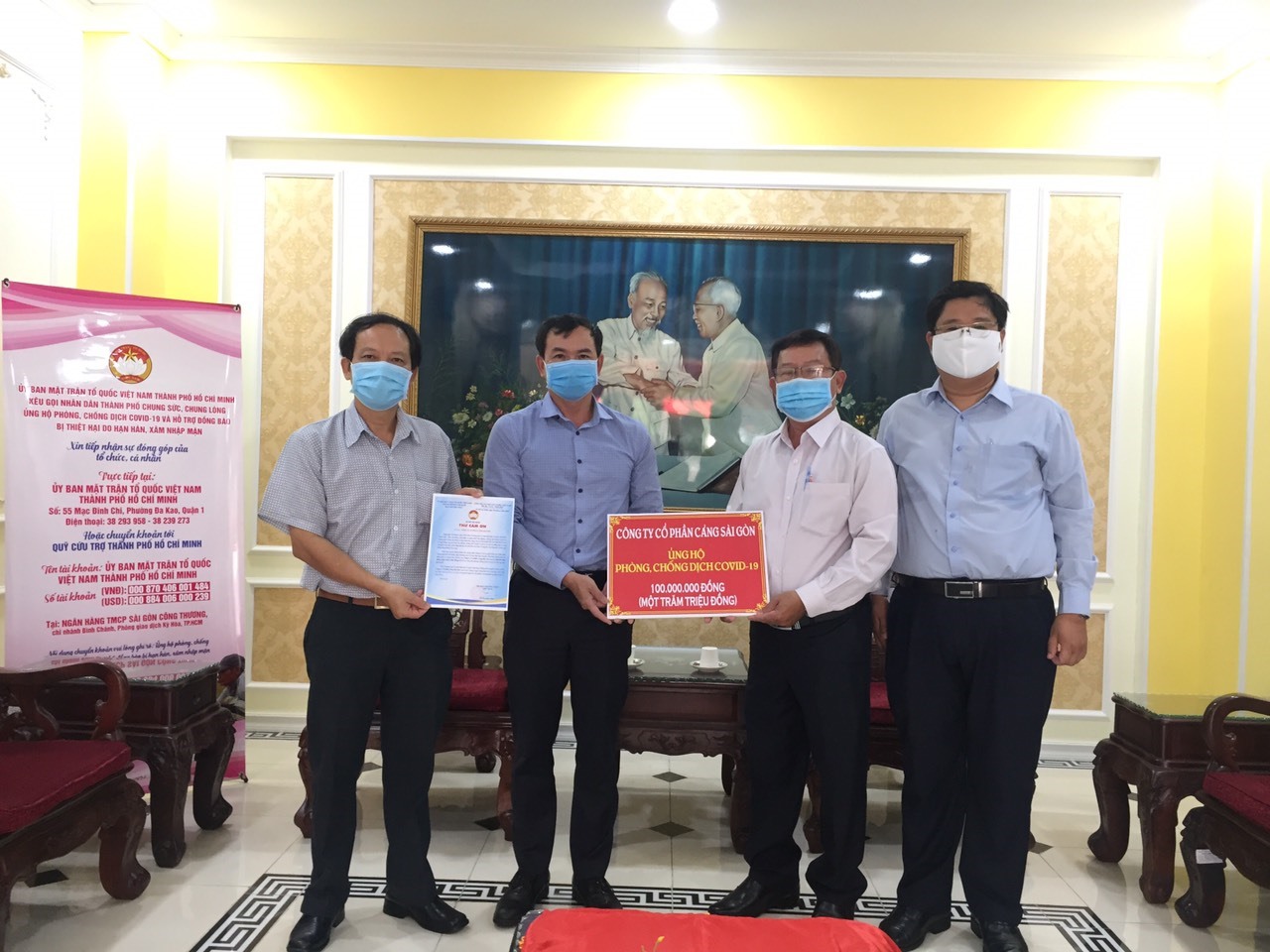 Lãnh đạo và công đoàn Cảng Sài Gòn ủng hộ phòng chống COVID-19. Ảnh: H.H
