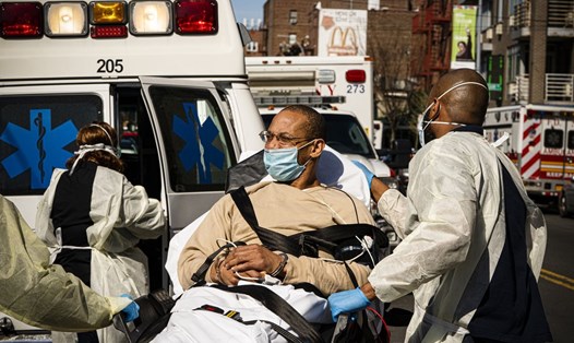 Vận chuyển bệnh nhân ở New York ngày 6.4. Ảnh: Getty Images
