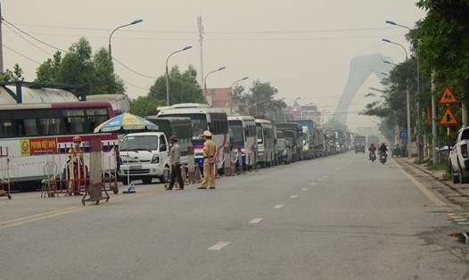 Xe xếp hàng kéo dài hàng km để chờ khai báo y tế tại chốt kiểm soát cầu Vàng Chua, thị xã Đông Triều, tỉnh Quảng Ninh. Ảnh: Nguyễn Hùng