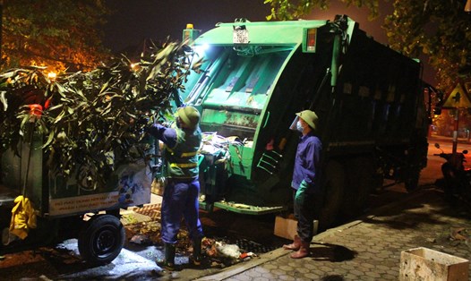 Công nhân môi trường thu gom rác giữa mùa dịch COVID-19 ở thành phố Hà Tĩnh. Ảnh: Trần Tuấn