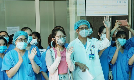 các y bác sĩ Đà Nẵng vui mừng trong ngày tiễn bệnh nhân thứ 6 khỏi bệnh về nhà