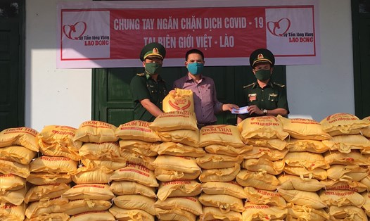 Quỹ Tấm lòng vàng Lao Động trao 1 tấn gạo tại Đồn Biên phòng Thanh (Hướng Hóa, Quảng Trị) chiều 9.4.2020. Ảnh: Yên Mã Sơn