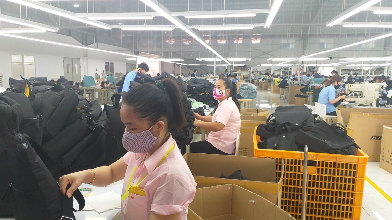 Việc làm của công nhân ngành dệt may bị đe dọa vì dịch bệnh Covid-19. Ảnh: K.Q