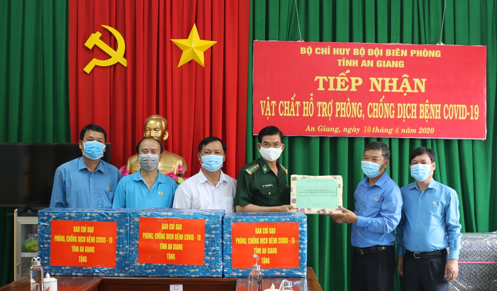 Phó Chủ tịch LĐLĐ tỉnh Nguyễn Hữu Giang trao tặng các vật dụng hỗ trợ lực lượng chiến sỹ biên phòng thực hiện nhiệm vụ phòng chống dịch bệnh. Ảnh: Tuyết Như