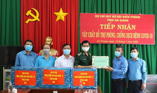 Phó Chủ tịch LĐLĐ tỉnh Nguyễn Hữu Giang trao tặng các vật dụng hỗ trợ lực lượng chiến sỹ biên phòng thực hiện nhiệm vụ phòng chống dịch bệnh. Ảnh: Tuyết Như