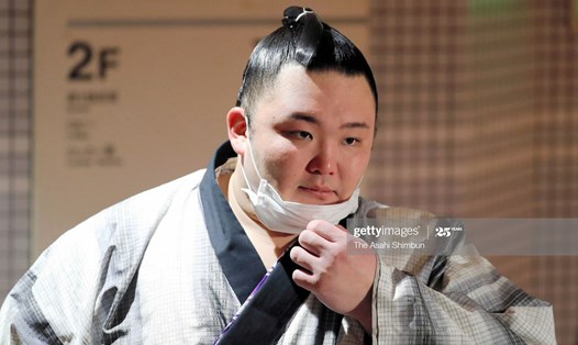 Võ sĩ Asanoyama đeo khẩu trang ở giải đấu Sumo mùa Xuân vào tháng 3 trong lúc đại dịch COVID-19 bùng phát . Ảnh: Getty