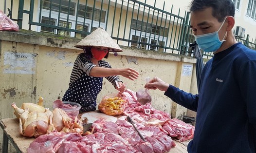 Giá thịt lợn trên thị trường ở mức từ 120.000-160.000 đồng do nguồn cung thiếu hụt và phải qua nhiều khâu trung gian. Ảnh: Kh.V