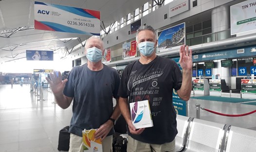 Hai bệnh nhân Anh hoàn thành cách ly, rời Đà Nẵng trong ngày 10.4. Ảnh: Trung tâm Xúc tiến Du lịch Đà Nẵng