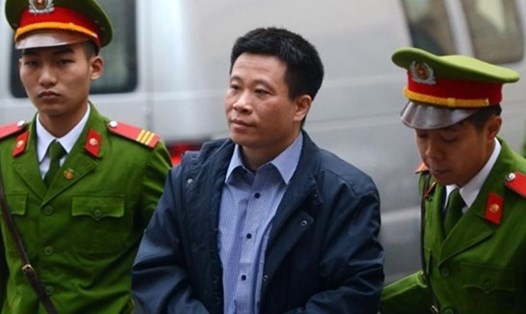 Cựu Chủ tịch Oceanbank Hà Văn Thắm (giữa) tại phiên tòa sơ thẩm vụ án sai phạm tại Ngân hàng Đại Dương, hồi tháng 3.2017. Ảnh: V.Dũng.