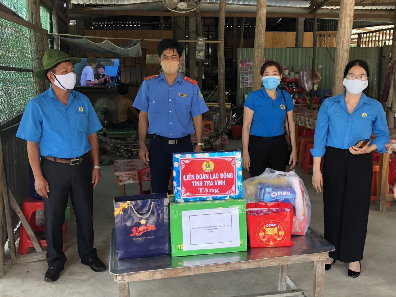 Đồng chí Nguyễn Quốc Vạn, Phó Chủ tịch LĐLĐ tỉnh (bìa trái) cùng các thành viên trong Đoàn trao quà cho các chốt kiểm soát y tế. Ảnh: Trí Dũng