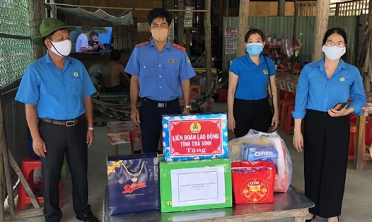 Đồng chí Nguyễn Quốc Vạn, Phó Chủ tịch LĐLĐ tỉnh (bìa trái) cùng các thành viên trong Đoàn trao quà cho các chốt kiểm soát y tế. Ảnh: Trí Dũng
