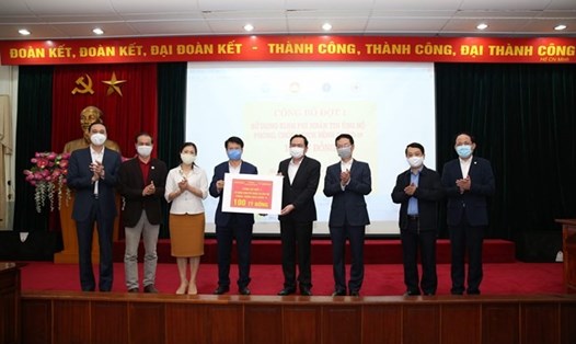Chủ tịch UBTƯ MTTQ Việt Nam Trần Thanh Mẫn trao số tiền 100 tỉ đồng cho Bộ Y tế. Ảnh: MTTQ