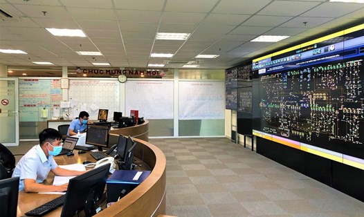 Điều độ viên trực ca tại Phòng Điều độ - khu vực cách ly đặc biệt đảm bảo hệ thống điện toàn tỉnh Khánh Hòa vận hành an toàn, thông suốt. Ảnh: Phúc Nhân