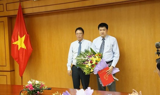 PGS.TS Chu Hoàng Hà (bên phải) được bổ nhiệm làm Phó Chủ tịch Viện Hàn lâm Khoa học Việt Nam. Ảnh Viện HLKHCNVN
