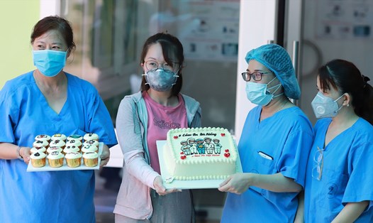 Nữ bệnh nhân thứ 6 tặng món quà mang tên “Cảm ơn Đà Nẵng” cho các y bác sĩ trong ngày được công bố khỏi bệnh. Ảnh: Thùy Trang