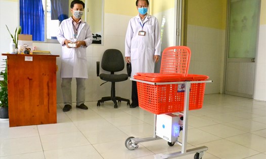 Bác sĩ Lê Ngọc Lâm đang điều khiển robot. Ảnh: Lục tùng