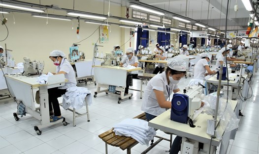 Dây chuyền may của Công ty CP Việt Hưng (Quận 12, TPHCM) được kê lại bảo đảm khoảng cách giữa 2 công nhân đạt 2m. Ảnh: Nam Dương