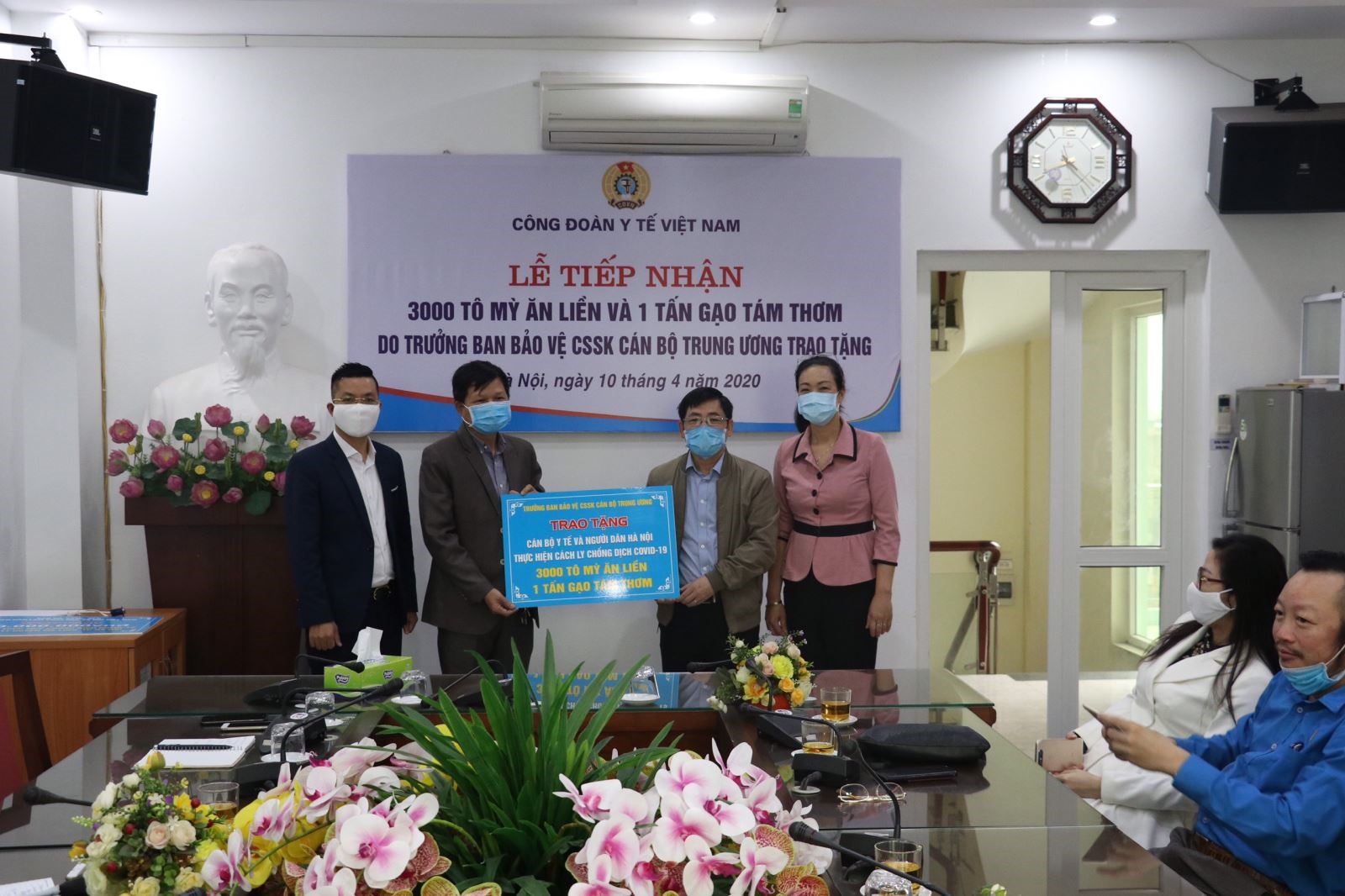 Đại diện Ban Chăm sóc Sức khỏe Cán bộ Trung ương trao tặng 3000 tô mỳ tôm và một tấn gạo tám thơm.