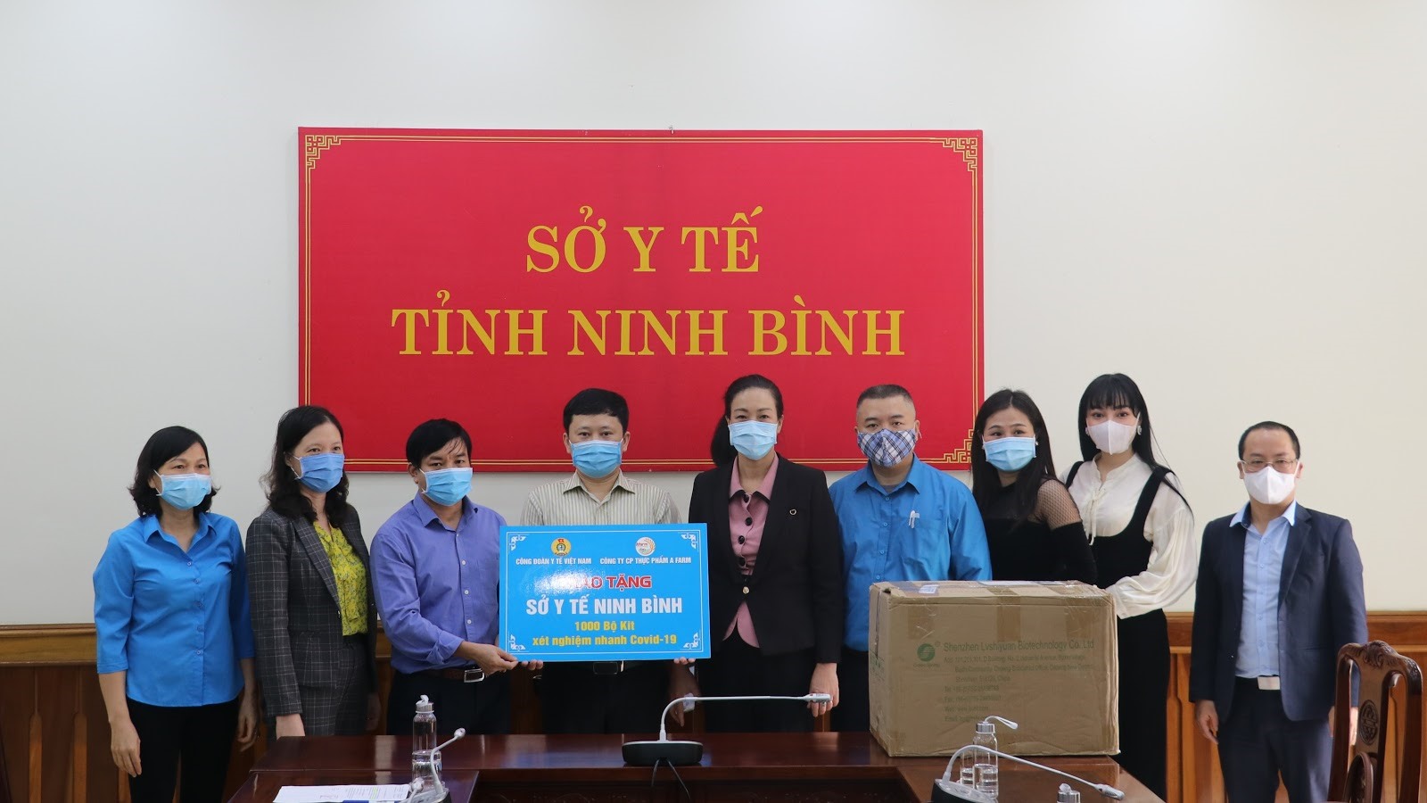 PGS.TS. Phạm Thanh Bình và đại diện Công ty Cổ phần thực phẩm A Farm trao quà cho đại diện Sở Y tế Ninh Bình.