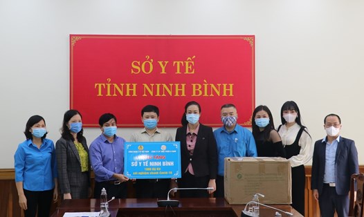 PGS.TS. Phạm Thanh Bình và đại diện Công ty Cổ phần thực phẩm A Farm trao quà cho đại diện Sở Y tế Ninh Bình.