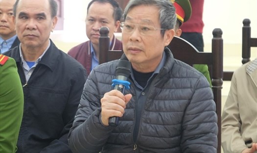 Bị cáo Nguyễn Bắc Son (cầm micro) tại phiên tòa sơ thẩm vụ án sai phạm mua 95% cổ phần AVG. Ảnh: Việt Dũng