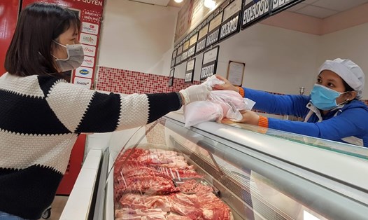Giá thịt lợn tại siêu thị đắt hơn ở ngoài từ 15.000-30.000 đồng/kg tùy loại. Ảnh: Kh.V