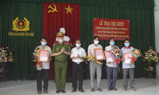 Đại tá Nguyễn Đức Nam - Phó Giám đốc Công an tỉnh Bình Định đã trao Thư khen, cùng số tiền 5 triệu đồng cho mỗi công dân. Ảnh: Nguyễn Tri