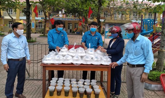 Công đoàn cơ sở xã Thạch Châu (Lộc Hà) ủng hộ 32 suất cơm cho khu cách ly