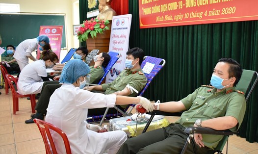 Cán bộ chiến sĩ Công an tỉnh Ninh Bình tham gia hiến máu. Ảnh: NT