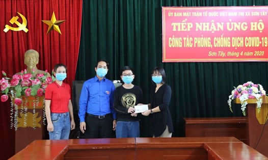 Học sinh Tô Huy Hoàng, lớp 6A2, Trường THCS Sơn Tây ủng hộ tiền chống dịch COVID-19.
