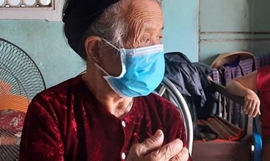 Mẹ Việt Nam anh hùng Võ Thị Tẩu cùng chung tay chống dịch COVID-19.