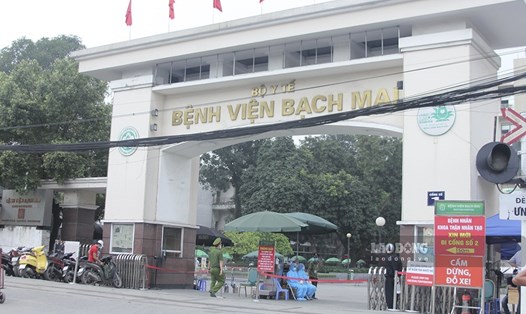 Bệnh viện Bạch Mai trước giờ dỡ phong tỏa, cách ly. Ảnh: Vương Trần- Phạm Đông (chụp ngày 11.4)