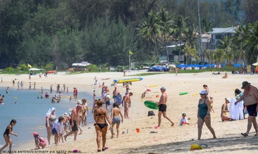 Khách du lịch trên bãi biển Phuket ngày 27.3, một ngày trước khi tất cả các bãi biển bị đóng cửa. Ảnh: AFP