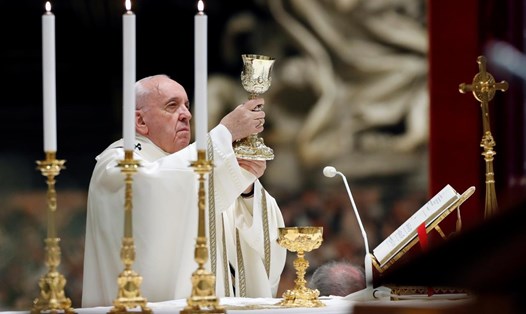 Giáo hoàng cử hành Thánh lễ Vọng Phục sinh đêm 11.4. Ảnh: EPA